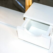 Fésülködő asztal székkel és LED tükörrel – fehér